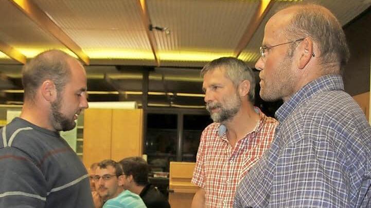 Reinhold Jatzke (links) ist gelernter Betonbauer, deshalb nahm er mit Friedrich Lambrou von der Firma "Beton Hotline" in Rödental/Thurnau (rechts) Kontakt auf. Lehrer Christof Pöhlmann vermittelt. Fotos: Sonja Adam