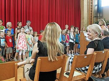 Ende einer Dienstzeit: Hannelore Bauer (rechts) ist mit Leib und Seele Lehrerin und Schulleiterin gewesen, aber sie freut sich auch auf ihren Ruhestand. Foto: Thomas Ahnert