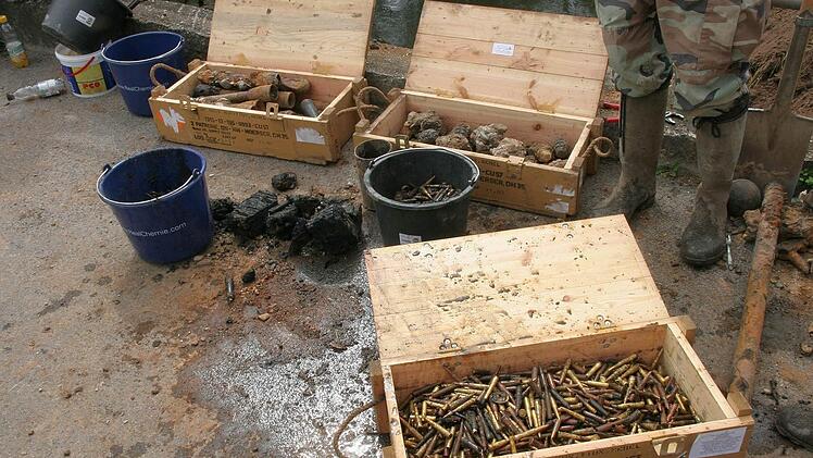 Über 190 Kilo Munition hat das HBS-Bergungsteam inzwischen aus der Itz gezogen. Heute geht die Suche weiter. Das Foto zeigt das Suchergebnis eines einzigen Tages.