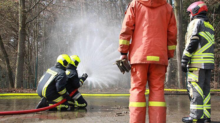 Mit dem weiten Sprühwinkel soll das Rauchgas und die Wärme weggedrückt werden. Eine Löschtechnik nach schwedischem Vorbild. Foto: Carmen Schmitt