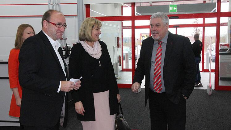 Mediamarkt-Geschäftsführer Hartmut Stramka mit Coburgs Zweiter Bürgermeisterin Birgit Weber (CSU) und Oberbürgermeister Norbert Tessmer (SPD). Foto: Simone Bastian