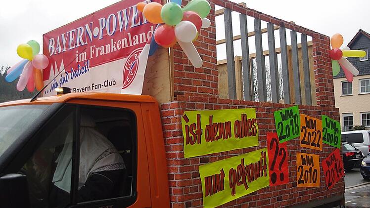 Der Wagen der Bayern-Fans FriesenFoto: Heike Schülein