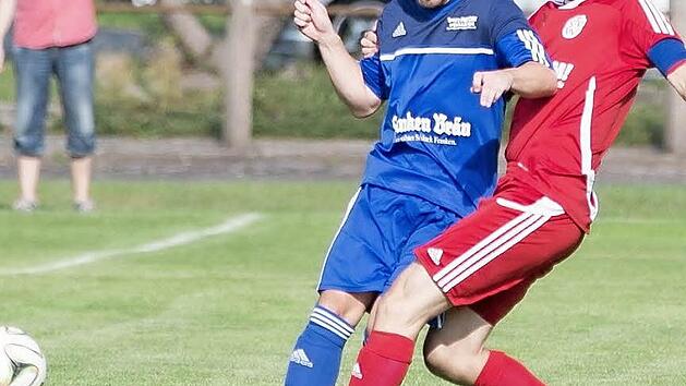 In einem Bezirksliga-Derby stehen sich heute der FC Mitwitz mit Stefan B&ouml;hmer (links) und der TSV Wei&szlig;enbrunn mit Simon Th&uuml;mlein gegen&uuml;ber. Im Hinspiel gab es keinen Sieger. Foto: Archiv/Heinrich Wei&szlig;