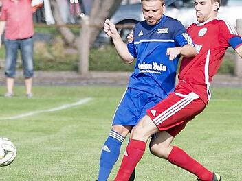 In einem Bezirksliga-Derby stehen sich heute der FC Mitwitz mit Stefan Böhmer (links) und der TSV Weißenbrunn mit Simon Thümlein gegenüber. Im Hinspiel gab es keinen Sieger. Foto: Archiv/Heinrich Weiß
