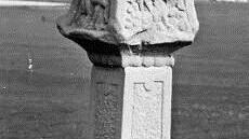 Aus den Fragmenten entstanden wieder zwei beeindruckende Flurdenkmäler zur Freude der Grössauer Bürger, der Wanderer und der Wallfahrer, die hier vorüberkommen. Foto: Archiv Roland Graf