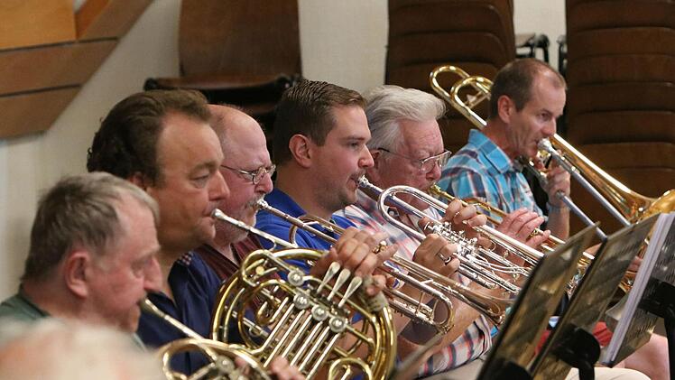 Intensiv bereitet sich das Orchester der "Musikfreunde Neustadt" auf sein Open-Air-Konzert am Sonntag (3. Juli) im Freibad vor.Foto: Jochen Berger