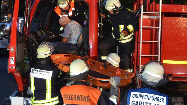 Unter realistischen Bedingungen übten die Feuerwehren aus Bad Kissingen, sowie Aschach und Oberthulba den Ernstfall.  Foto: Peter Rauch