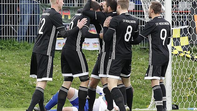 Die Merkendorfer feiern das 1:0 durch Waldemar Kappel gegen die SpVgg Ebing, nun soll auch in Oberhaid etwas herausspringen. Foto: sportpress