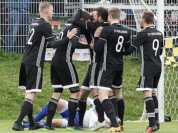Die Merkendorfer feiern das 1:0 durch Waldemar Kappel gegen die SpVgg Ebing, nun soll auch in Oberhaid etwas herausspringen. Foto: sportpress