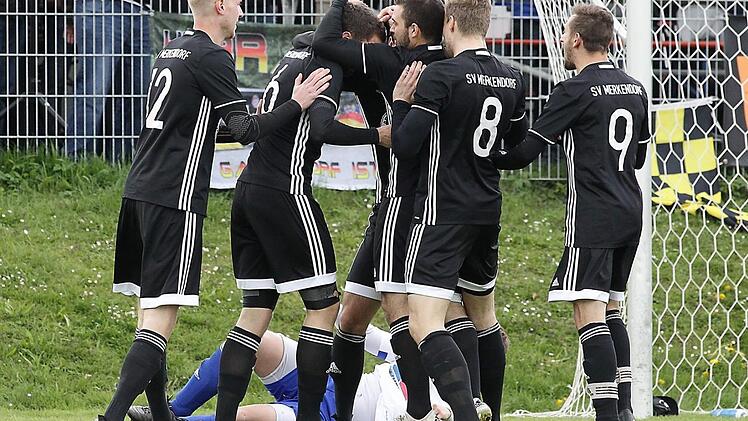 Die Merkendorfer feiern das 1:0 durch Waldemar Kappel gegen die SpVgg Ebing, nun soll auch in Oberhaid etwas herausspringen. Foto: sportpress