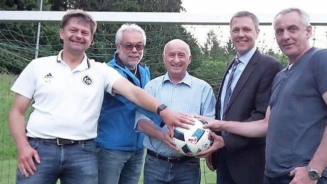 Eine starke Gemeinschaft (v.l.): Ralf Schopf (Vorsitzender FC Oberwohlsbach), Thomas Gehrlicher (Präsident SG Rödental), Hans-Joachim Lieb (Präsident TSV Mönchröden), Rödentals Bürgermeister Marco Steiner und Dieter Krausa (Vorsitzender VfB Einberg) Foto: Maximilian Glas