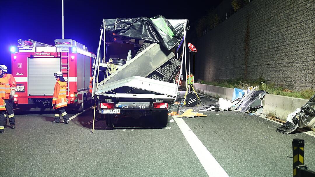 Kleintransporter rast in Lkw: Fahrer tödlich verletzt