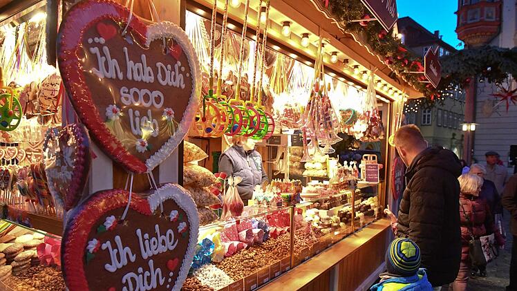 Die süßen und deftigen Leckereien an den Weihnachtsmarktbuden waren schon vor der Eröffnung bei den Besuchern begehrt. Foto: Ronald Rinklef