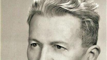 Der Holzbildhauer Josef Kirchner zu Beginn der 1960er Jahre. Repro: Sigismund von Dobschütz