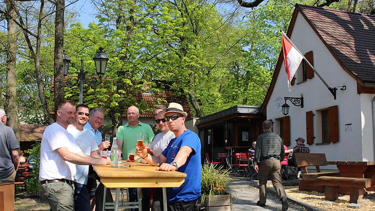Bei Kaiserwetter hatten sich schon am Vormittag zahlreiche Besucher eingefunden, um unter Bäumen ein Bierchen zu trinken.