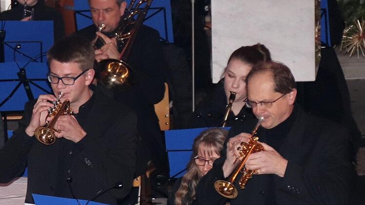 Die beiden Solisten an der Trompete: rechts außen Stefan Keller,  links daneben Sander Maex  Foto: Johanna Blum