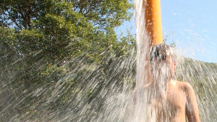 Wer kann, sucht zurzeit ein Freibad auf.  Josef Hofbauer