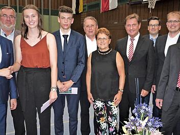 Die besten Absolventen der Realschule; im Bild (von links) Landrat Klaus Peter Söllner, Dritter Bürgermeister Peter Aßmann aus Himmelkron, Louisa Riedl, Nico Dörfler, OB Henry Schramm, Schulleiterin Monika Hild, MdL Rainer Ludwig, Elternbeirat Peter Heidl, Bürgermeister Ralf Hartnack und Schatzmeister Werner Fuchs vom Förderverband der Realschule Foto: Werner Reißaus