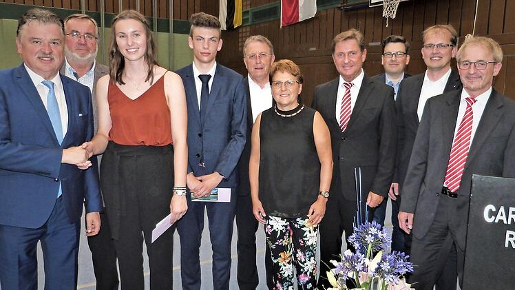 Die besten Absolventen der Realschule; im Bild (von links) Landrat Klaus Peter Söllner, Dritter Bürgermeister Peter Aßmann aus Himmelkron, Louisa Riedl, Nico Dörfler, OB Henry Schramm, Schulleiterin Monika Hild, MdL Rainer Ludwig, Elternbeirat Peter Heidl, Bürgermeister Ralf Hartnack und Schatzmeister Werner Fuchs vom Förderverband der Realschule Foto: Werner Reißaus