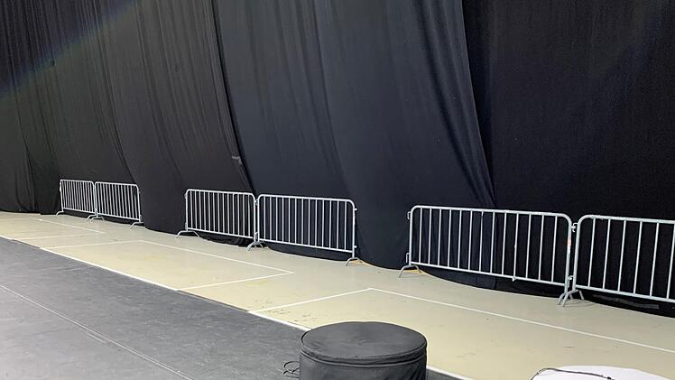 Wo sonst die Südtribüne aufgebaut ist, markieren drei mit weißem Klebeband begrenzte Rechtecke den Bereich, in dem sich jeweils zehn Personen aufhalten dürfen. Diese sind für die drei Fangruppierungen reserviert. Foto: Lukas Winkler