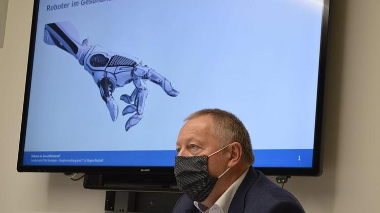 Landrat Thomas Bold bei der Vorstellung des neuen Software-Roboters fürs Bad Kissinger Gesundheitsamt.  Archiv Isolde Krapf
