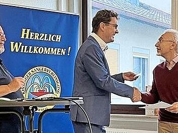 Thomas Betzer (rechts) wurde von Wolfgang Sittler (links) und Sven Steinbach für 40 Jahre Chorleitung geehrt.