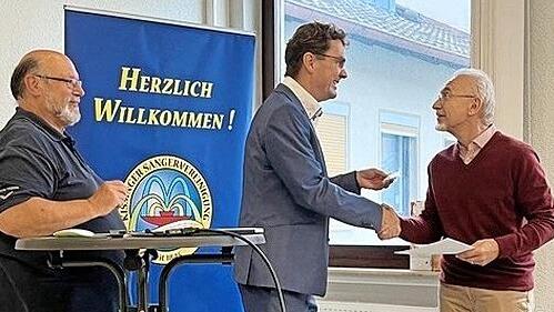 Thomas Betzer (rechts) wurde von Wolfgang Sittler (links) und Sven Steinbach für 40 Jahre Chorleitung geehrt.