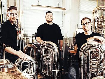Sie drücken auf die Tuba: Die drei Musiker entlocken ihren Instrumenten Unerhörtes.