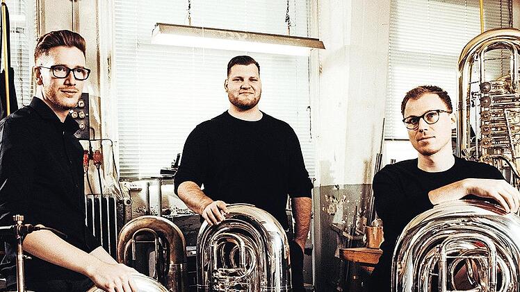 Sie drücken auf die Tuba: Die drei Musiker entlocken ihren Instrumenten Unerhörtes.