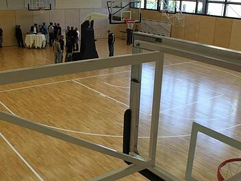 Basketball-Körbe sind nach dem Umbau ein dominierendes Element in der Hauptsmoorhalle. Foto: hak