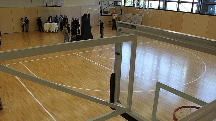 Basketball-Körbe sind nach dem Umbau ein dominierendes Element in der Hauptsmoorhalle. Foto: hak