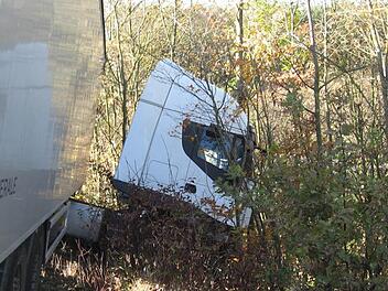 Auf der Maintalautobahn bei Theres passierte am Freitag ein Unfall mit tödlicher Folge. Ein Sattelzug kam von der rechten Fahrspur ab und blieb in der Böschung hängen. Fotos: Brigitte Krause