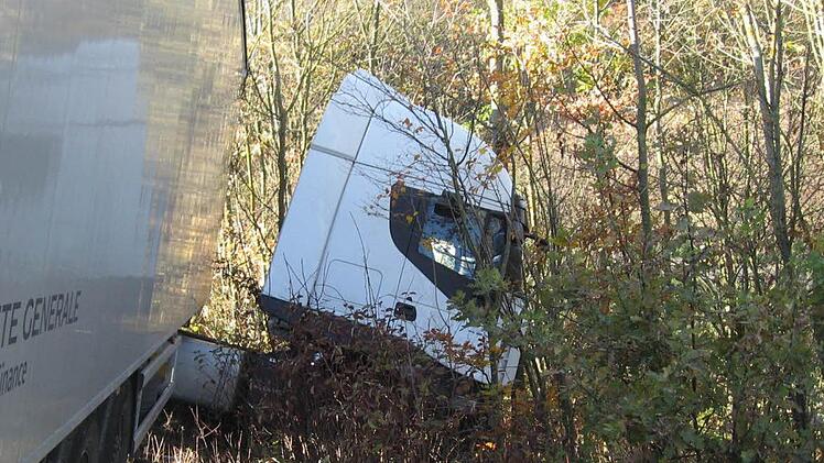 Auf der Maintalautobahn bei Theres passierte am Freitag ein Unfall mit tödlicher Folge. Ein Sattelzug kam von der rechten Fahrspur ab und blieb in der Böschung hängen. Fotos: Brigitte Krause