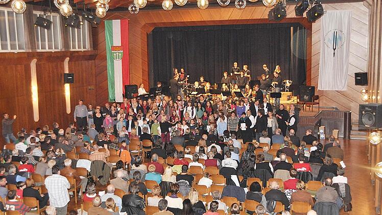 Bis auf den letzten Platz besetzt, war die Stadthalle in Bad Neustadt beim Galakonzert der Kreismusikschule Rhön-Grabfeld zum 25Jährige Bestehen.  Foto: Hanns Friedrich