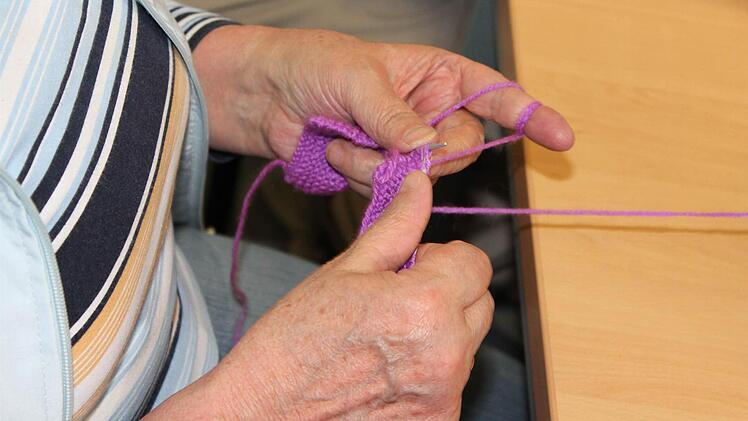 Flinke Finger bei der Arbeit. Da sitzt garantiert jede Masche.