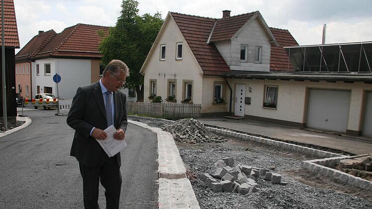 Die Anwohner müssen noch bis Ende Juli Behinderungen in Kauf nehmen, dankt Bürgermeister Herbert Schneider für das Verständnis.