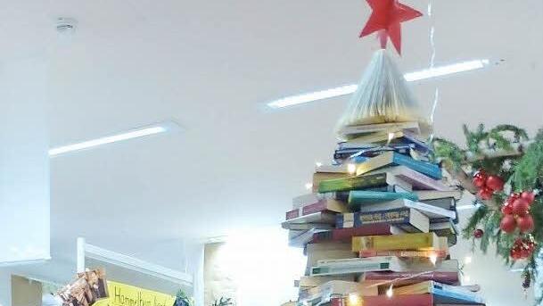 Ein Bücherbaum - gesehen im Jahr 2012 in der Stadtbibliothek Hammelburg. Foto: Archiv/Stadtbibliothek Hammelburg