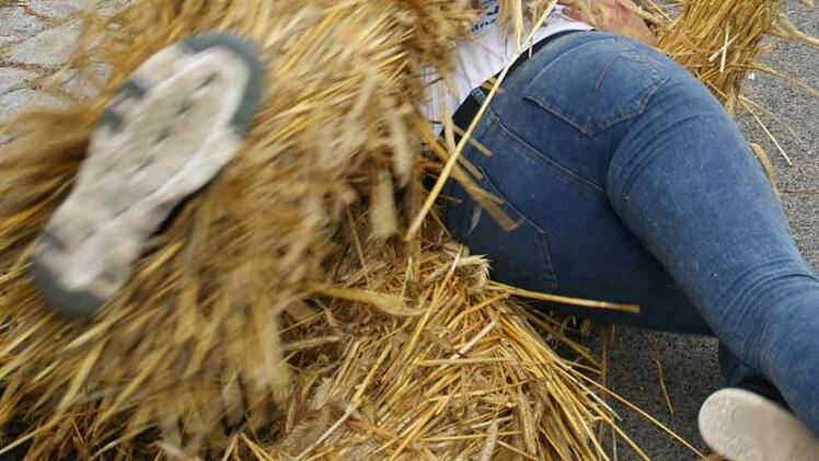 Fußballerin Marina Hirt war nicht schnell genug, der Strohbären-Attacke zu entkommen.