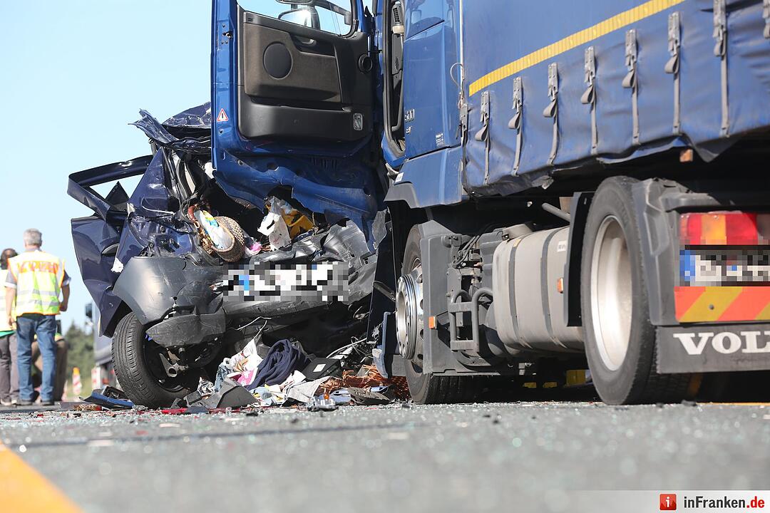 Lkw rast in Stauende - Eine Tote, sieben Verletzte