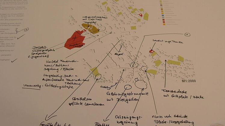 Diskussionen, Stifte und Papier: Beim Workshop der Brückenauer Rhönallianz brachten sich etliche Bürger ein. Foto: Stephanie Elm