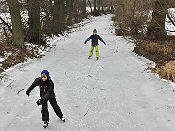 Samuel (vorne) und Just sind auf dem Mühlbach mit ihren Schlittschuhen unterwegs. Die Eiswiese sei zu holprig, sagen sie.  Foto: Helmut Will