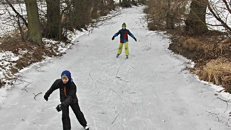 Samuel (vorne) und Just sind auf dem Mühlbach mit ihren Schlittschuhen unterwegs. Die Eiswiese sei zu holprig, sagen sie.  Foto: Helmut Will