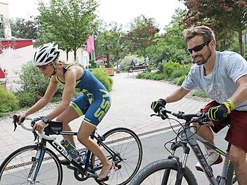 SSV-Athletin und Stadttriathlon-Mitorganisatorin Lena Drummer zeigte Sportredakteur Daniel Ruppert, worauf es bei der mittleren Disziplin ankommt. Fazit: Es ist mehr als nur Radeln. Fotos: Barbara Herbst