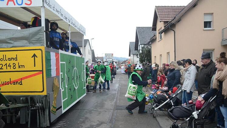 Vor so vielen Babys geht  selbst die Feuerwehr in die Knie und teilt Süßigkeiten aus. Foto: K- H. Hofmann