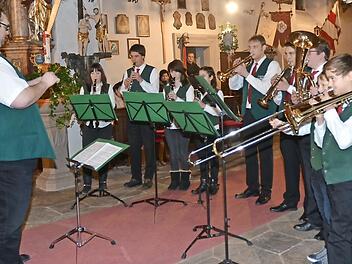 Jürgen Mark (links), hier mit einem Nachwuchsensemble, wird den Musikverein Glosberg beim Frühlingskonzert leiten. Foto: Karl-Heinz Hofmann