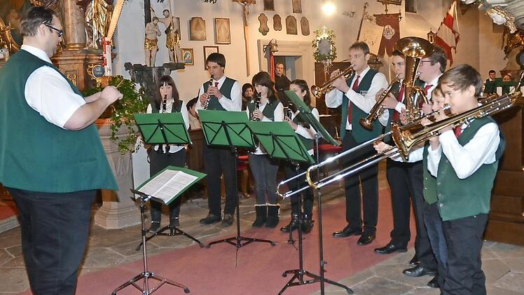 Jürgen Mark (links), hier mit einem Nachwuchsensemble, wird den Musikverein Glosberg beim Frühlingskonzert leiten. Foto: Karl-Heinz Hofmann