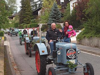 Manfred Voll chauffierte hier seine Frau Petra und seine Enkelin Antonia mit seinem Eicher Diesel (Baujahr 1956) beim Mistelfelder Oldtimer-Treffen durch den Ort.  Foto: Alfred Thieret