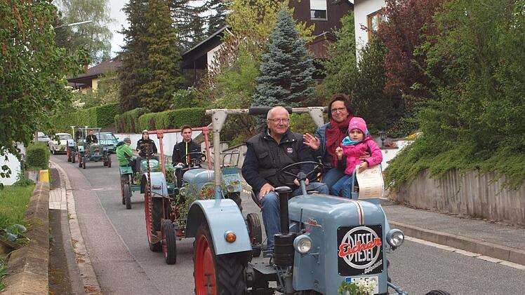Manfred Voll chauffierte hier seine Frau Petra und seine Enkelin Antonia mit seinem Eicher Diesel (Baujahr 1956) beim Mistelfelder Oldtimer-Treffen durch den Ort.  Foto: Alfred Thieret