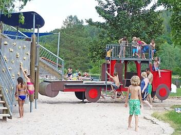 Das Feuerwehrauto am Badesee-Spielplatz erfreut sich großer Beliebtheit. Foto: Dieter Hübner