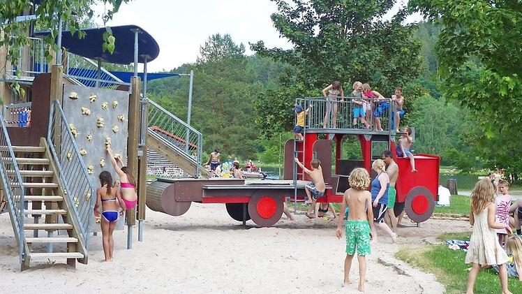 Das Feuerwehrauto am Badesee-Spielplatz erfreut sich großer Beliebtheit. Foto: Dieter Hübner